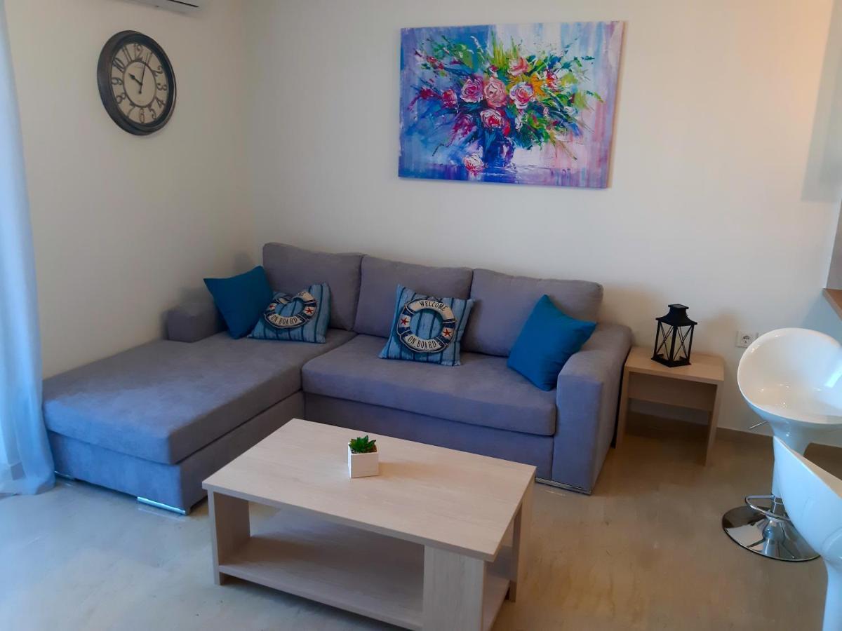 Central Apartment Near The Beach With Huge Private Terrace Loutráki Exterior foto