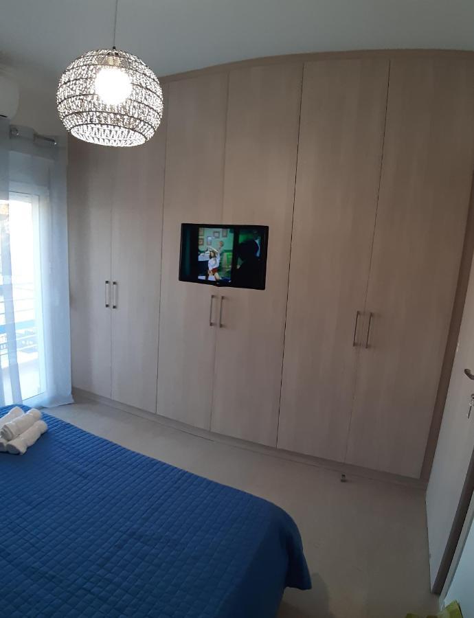 Central Apartment Near The Beach With Huge Private Terrace Loutráki Exterior foto