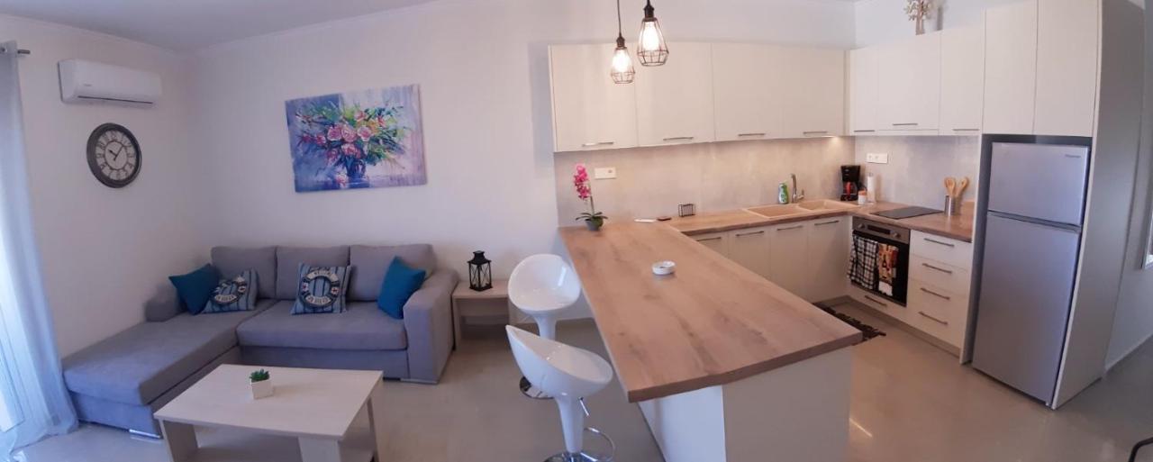 Central Apartment Near The Beach With Huge Private Terrace Loutráki Exterior foto