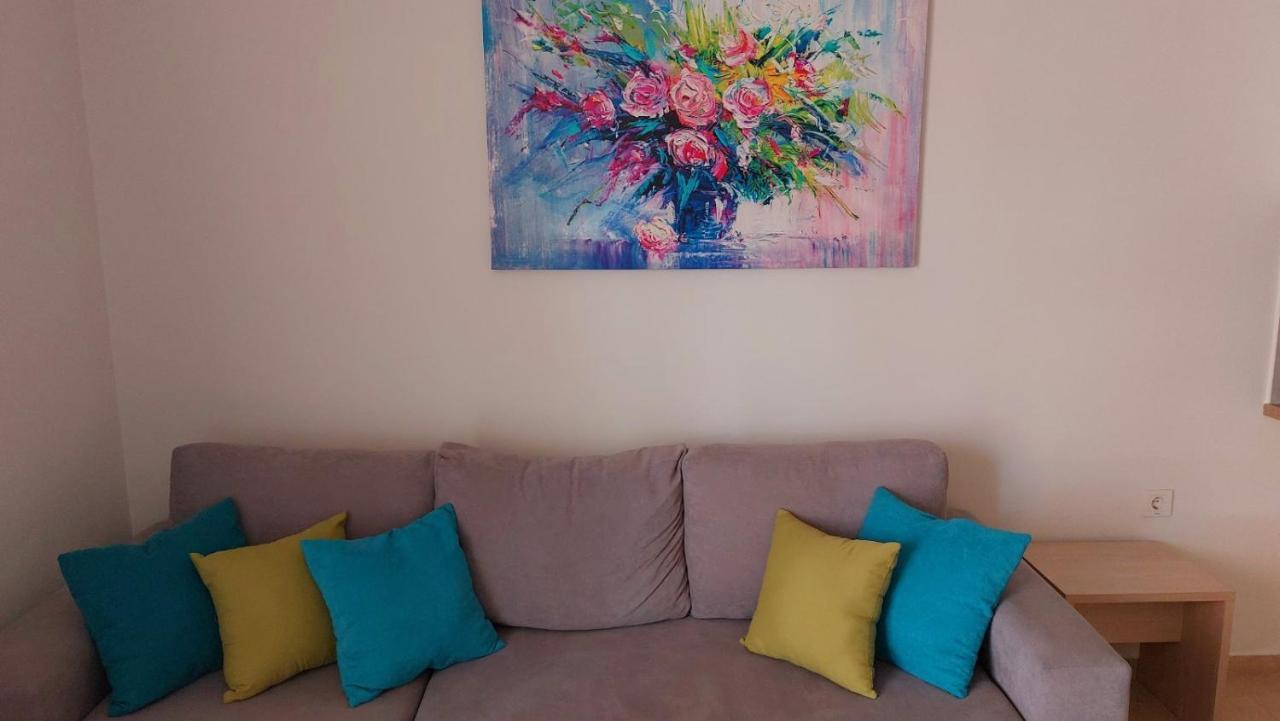 Central Apartment Near The Beach With Huge Private Terrace Loutráki Exterior foto